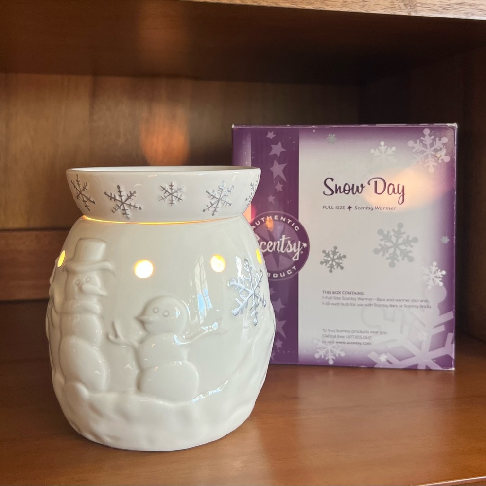 Scentsy Snowday Snowman Wax Warmer New in Box